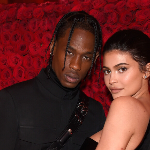 Anitta foi fotografada em boate ao lado de novo affair e Kylie Jenner, ex-namorada de Travis Scott