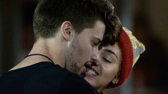 Mãe de Patrick Schwarzenegger reprova namoro dele com Miley Cyrus: 'Horrorizada'