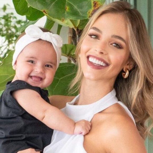 Carol Dias foi pega de surpresa com atitude da filha, Esther, prestes a completar 7 meses: 'Gente, do nada!'