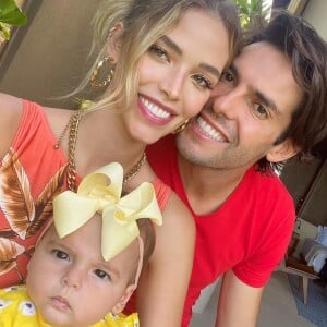 Filha de Carol Dias e Kaká, Esther divertiu web por expressão em foto