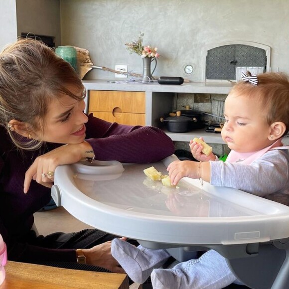 Carol Dias incentivou a filha, Esther, a falar corretamente 'mamãe'