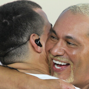 Thiago Martins recebe abraço de Chrigor durante gravação do projeto 'Quintal do Tg' 