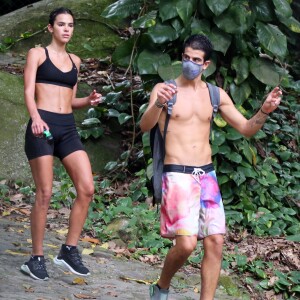 Bruna Marquezine e Enzo Celulari foram flagrados juntos algumas vezes antes de assumirem o relacionamento