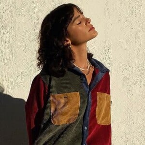 Bruna Marquezine apareceu de franja assimétrica em uma campanha de moda