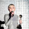 Adepta a muitas cores e brilhos, Miley mostra muita personalidade em seus figurinos
