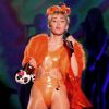Miley Cyrus apresentou a turnê 'Bangerz' no Brasil. A estrela usou um body cavado de cor laranja com lantejoulas reluzentes e uma pele da mesma cor no show realizado no Rio de Janeiro
