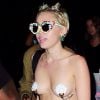 Miley Cyrus faz questão de mostrar forte personalidade e não dispensa figurinos pecualiares