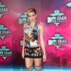 Miley mostra seu momento fã ao optar por vestido com estampa dos rappers Tupac e Notorious B.i.g