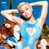 Miley foi capa da revista 'V Magazine' do mês de setembro e em uma de suas fotos, a artista aparece usando um body azul. Atrás, um cenário composto por ursinhos para completar o visual