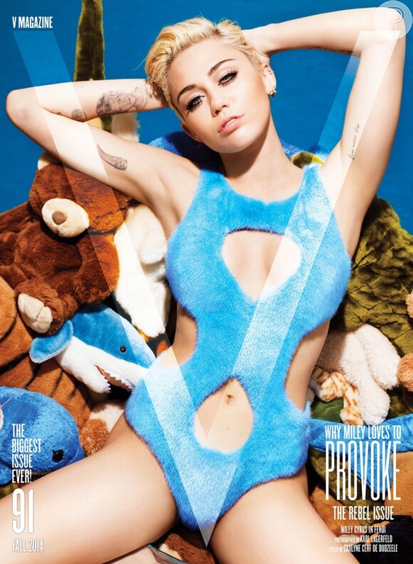 Miley foi capa da revista 'V Magazine' do mês de setembro e em uma de suas fotos, a artista aparece usando um body azul. Atrás, um cenário composto por ursinhos para completar o visual
