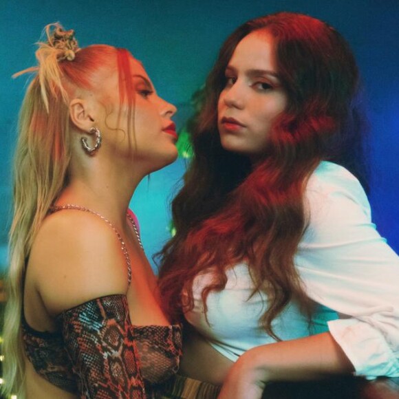 Luísa Sonza e Carol Biazin protagonizam cenas intensas e românticas no clipe 'Tentação'