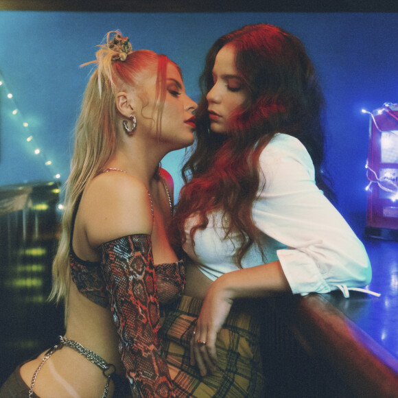 Luísa Sonza da beijo na boca de Carol Biazin no clipe 'Tentação'