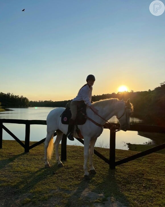 Marina Ruy Barbosa costuma cavalgar a cavalo em suas idas à fazenda
