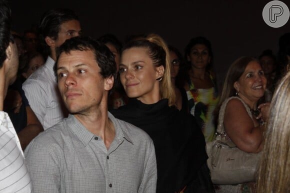 Carolina Dieckmann e seu marido, Tiago Worcman, assistem à peça de Maitê Proença