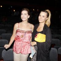 Carolina Dieckmann e o marido prestigiam estreia da peça de Maitê Proença no Rio