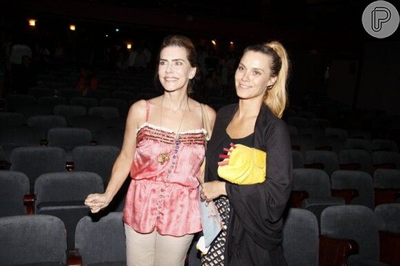 Carolina Dieckmann prestigia estreia da peça de Maitê Proença no Teatro Leblon, no Rio, em 7 de março de 2013