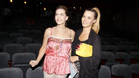 Carolina Dieckmann e o marido prestigiam estreia da peça de Maitê Proença no Rio