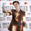 Harry Styles apostou no terno e calça Gucci estampados no Brit Awards