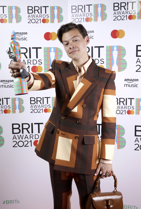 Harry Styles apostou no terno e calça Gucci estampados no Brit Awards