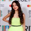 A cantora Olivia Rodrigo apostou no vestido neon acinturado