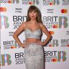 Taylor Swift investiu no conjuntinho cropped e saia longa com brihos