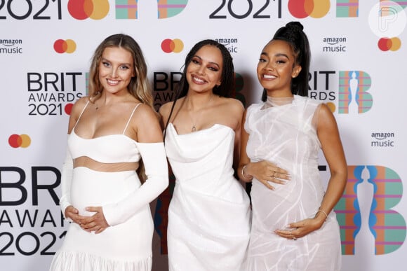 Grávidas e estilosas, as meninas do Little Mix apostaram no branco