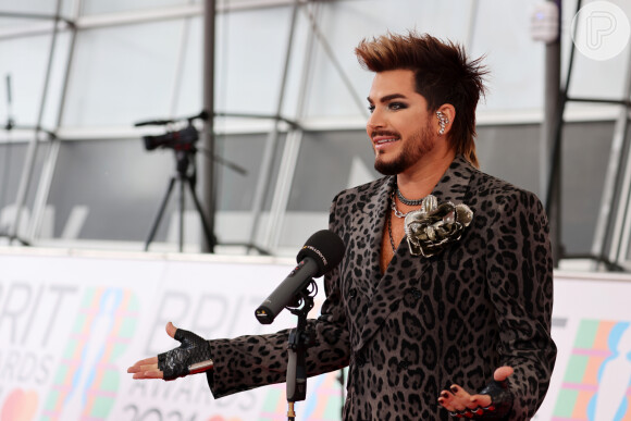 Adam Lambert caprichou no animal print em seu look do Bri Awards 2021
