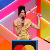 Ombros em destaque, luvas e mais tendências de moda no Brit Awards 2021