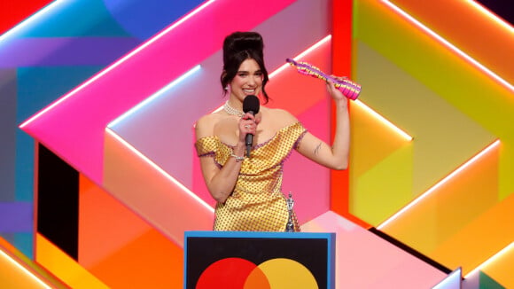 Ombros em destaque, luvas e mais tendências de moda no Brit Awards 2021