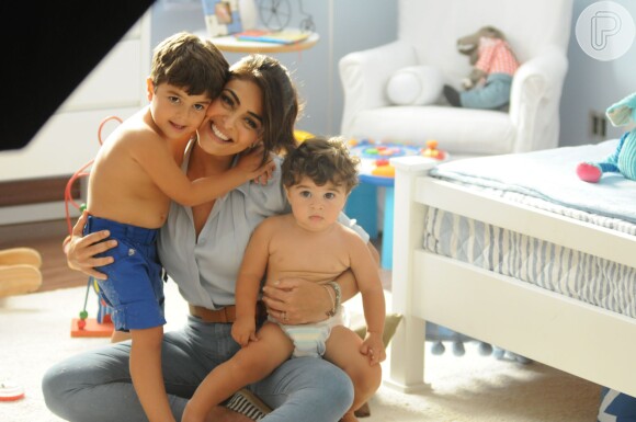 Juliana Paes posa para fotos com os filhos, Pedro e Antonio, nos bastidores de comercial