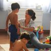 Em um ambiente bem descontraído e família, Juliana Paes grava comercial com os filhos, Pedro e Antonio