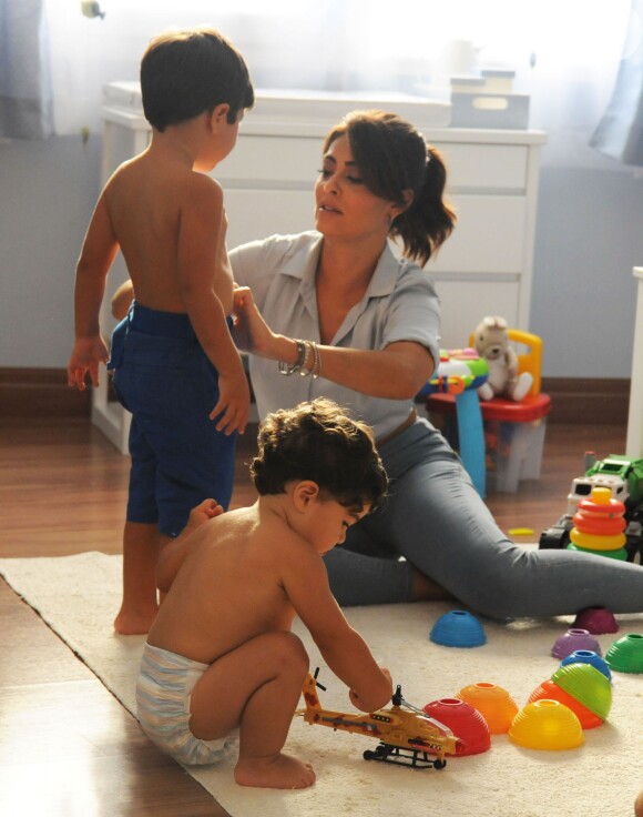 Em um ambiente bem descontraído e família, Juliana Paes grava comercial com os filhos, Pedro e Antonio