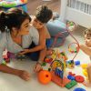 Juliana Paes brinca com os filhos, Pedro e Antônio, em bastidor de comercial