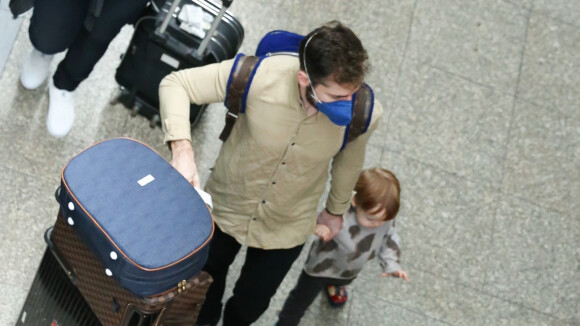 Viúvo de Paulo Gustavo, Thales Bretas é clicado de mãos dadas com filho em aeroporto