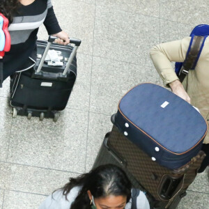 Viúvo de Paulo Gustavo, Thales Bretas é fotografado com filhos, Gael e Romeu, e Ingrid Guimarães em aeroporto de São Paulo, nesta sexta-feira, 4 de maio de 2021