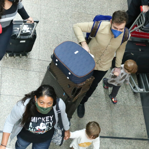 Viúvo de Paulo Gustavo, Thales Bretas é fotografado com filhos, Gael e Romeu, e Ingrid Guimarães em aeroporto de São Paulo, nesta sexta-feira, 4 de maio de 2021