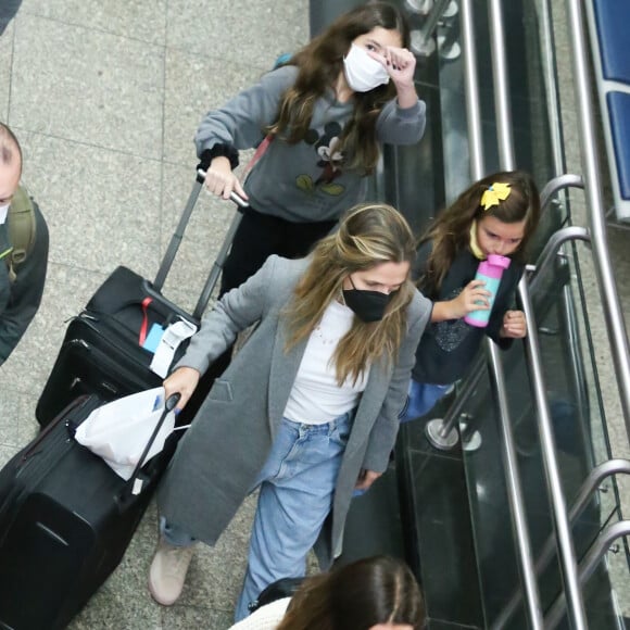 Viúvo de Paulo Gustavo, Thales Bretas é fotografado com filhos, Gael e Romeu, e Ingrid Guimarães em aeroporto de São Paulo, nesta sexta-feira, 4 de maio de 2021