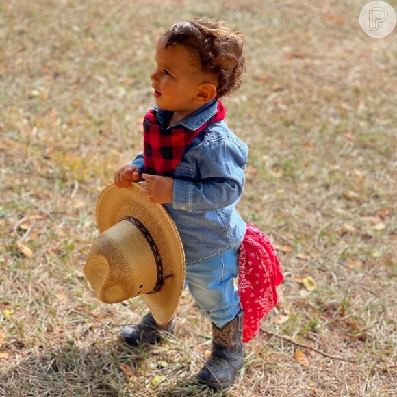 Filho de Biah Rodrigues e Sorocaba, Theo se vestiu de fazendeiro para a comemoração