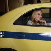Angélica faz pose ao chegar de táxi para a festa do 'Globo de Ouro' 