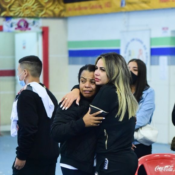 Viúva e mãe de MC Kevin se consolam em funeral