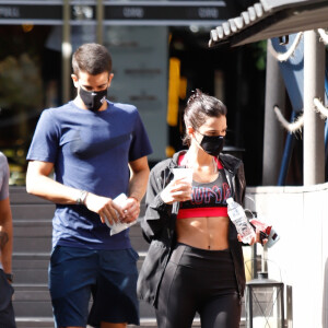 Bruna Marquezine e Enzo Celulari praticam atividades físicas juntos