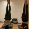 Bruna Marquezine mostra habilidade com o namorado em aula de ioga