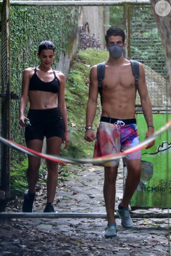 Bruna Marquezine e Enzo Celulari foram flagrados a primeira vez juntos deixando trilha no Rio