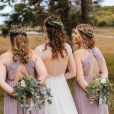 Noiva e madrinhas podem combinar penteado de casamento, usando metade dos fios soltos