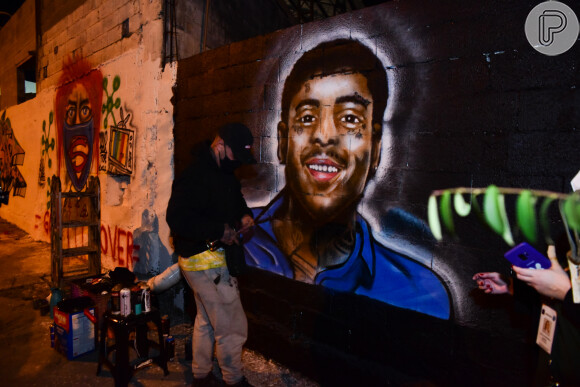 MC Kevin foi homeageado em muro em São Paulo; seu amigo, MC VK afirmou ter prestado dois depoimentos à polícia: 'Estou colaborando com isso (a verdade sobre as circunstâncias que levaram Kevin à morte)'