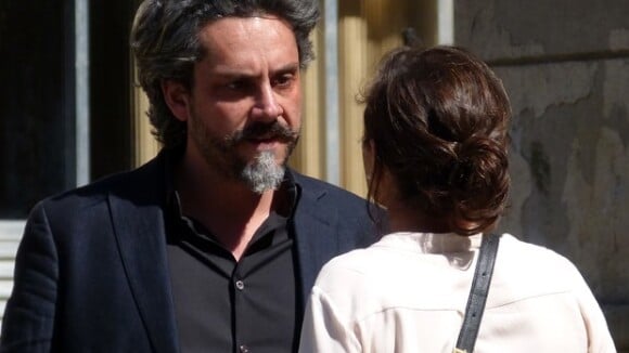 'Império': José Alfredo leva Cora para primeira noite em hotel e eles se beijam