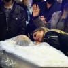 Deolane Bezerra chorou abraçada ao caixão de MC Kevin em funeral realizado em São Paulo
