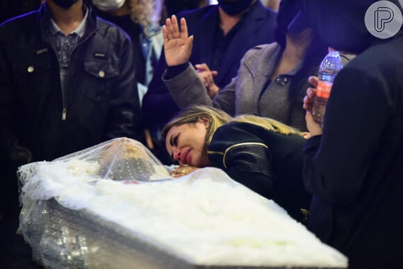 Deolane Bezerra chorou abraçada ao caixão de MC Kevin em funeral realizado em São Paulo