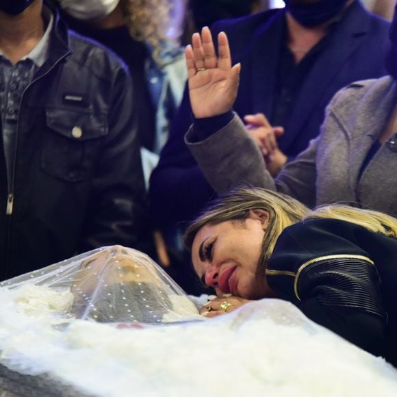 Deolane Bezerra chorou abraçada ao caixão de MC Kevin em funeral realizado em São Paulo