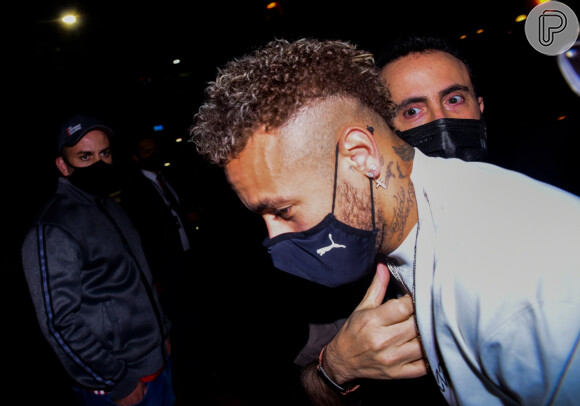 Neymar foi clicado deixando restaurante Paris 6, em São Paulo